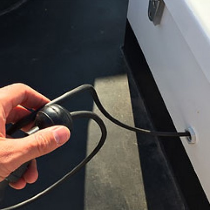 Elkabeln rullas med ett lätt ryck in i båten